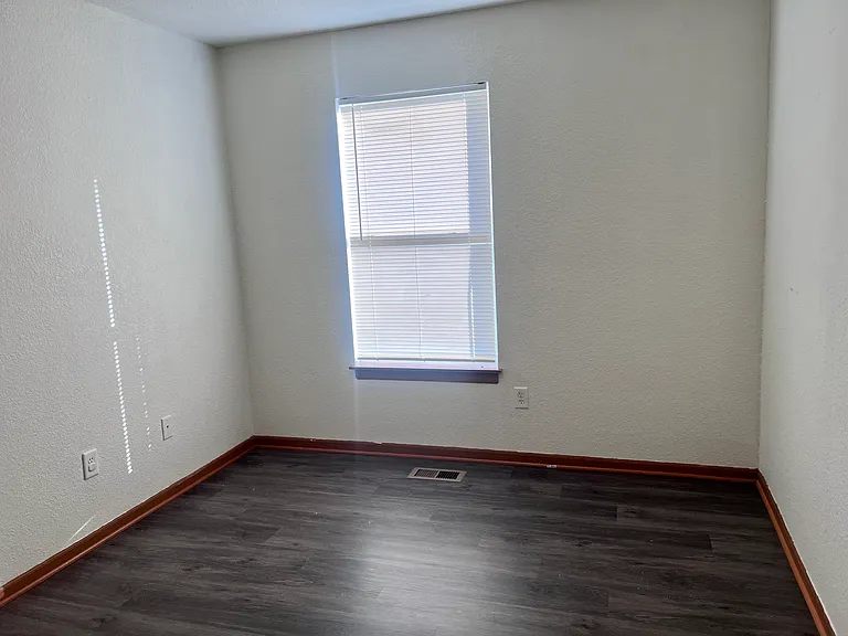 504 SW 6th St — Photo 13