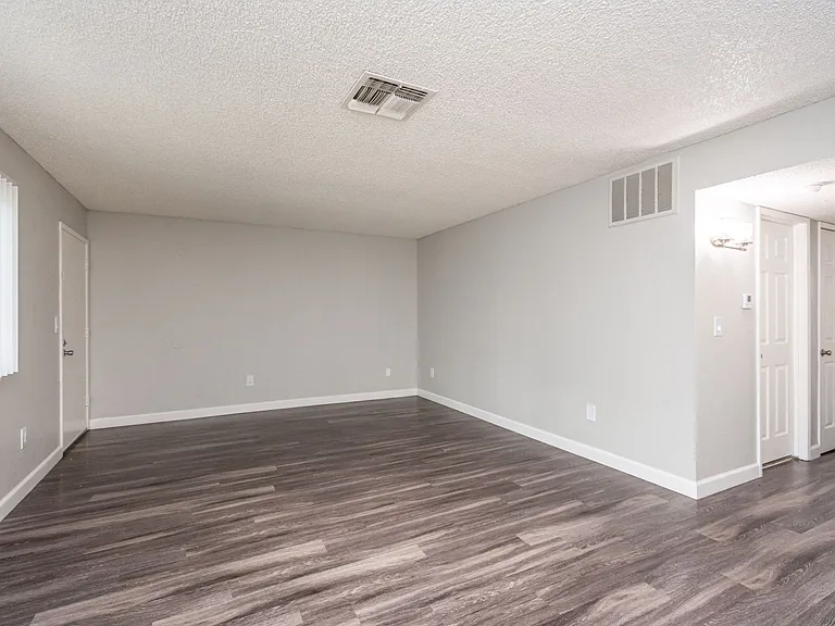 Gold Creek Apartments — Photo 31