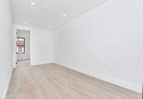 4th image of 586 Lincoln Pl #4R