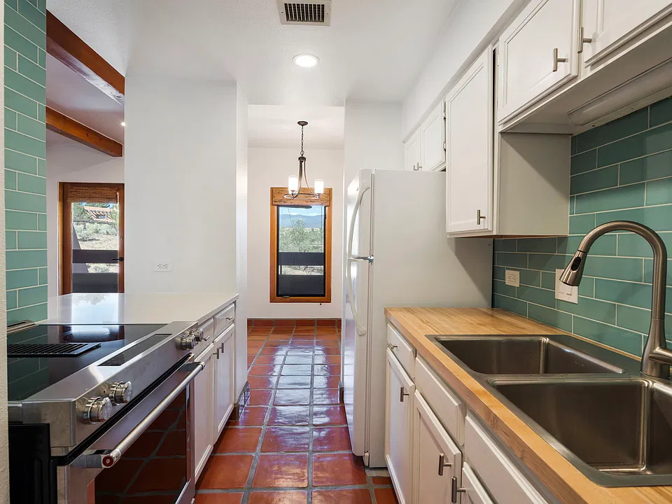 Double sink in kitchen