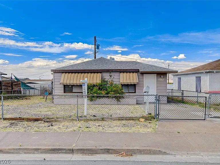 214 W Victory Rd — Photo 1