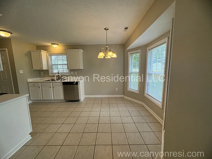3 bed, 2.0 bath, 1240 sqft, $1,675 — Photo 4