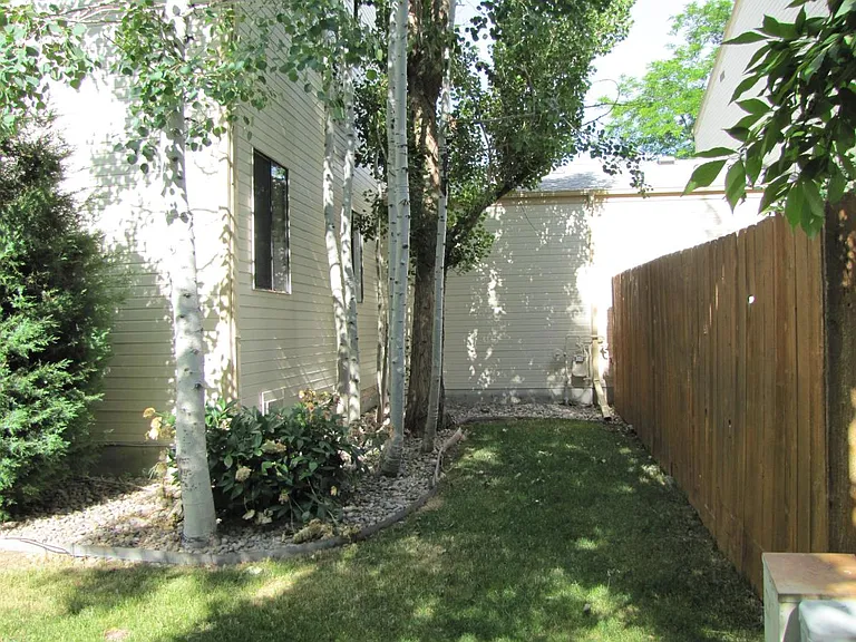 8904 Everett St — Photo 15