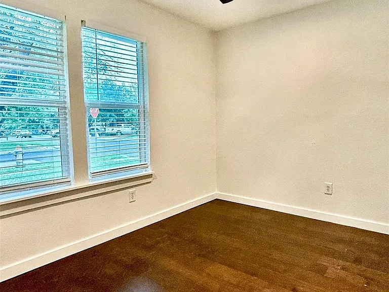 4914 Scarsdale Dr — Photo 14