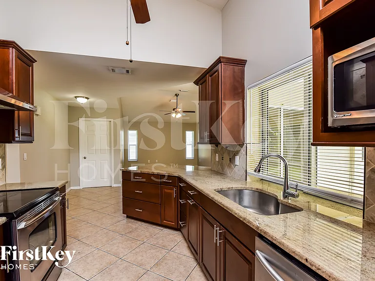 633 SW 9th Ave — Photo 6