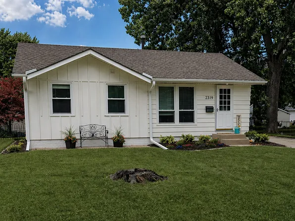 2319 Pinehurst Dr, Bettendorf, IA 52722
