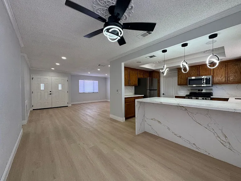 21519 Everett Dr — Photo 3