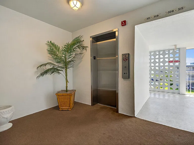 110 Shore Ct #301 — Photo 31