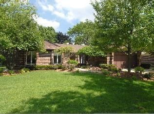 911 N Carlyle Ln, Arlington Heights, IL 60004