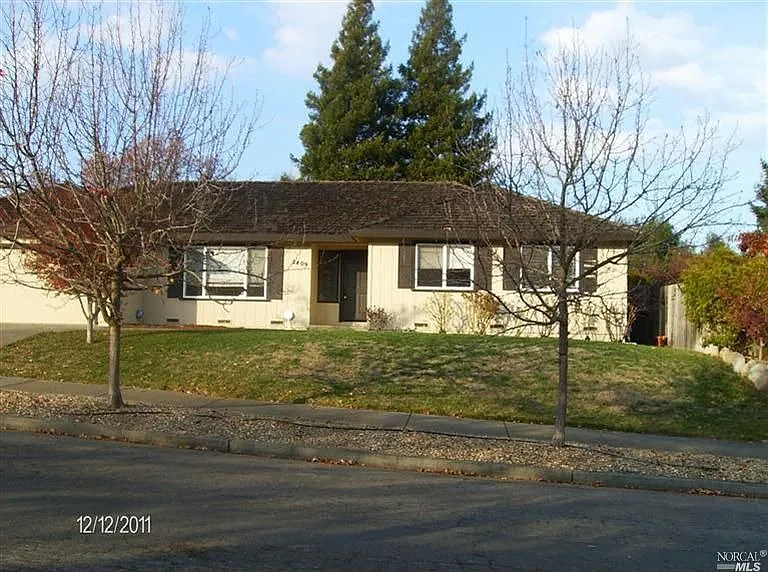 2409 Cactus Ave photo 1