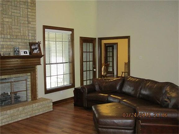 Living room with 14' celilings