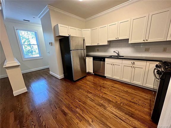 5th image of 222 Main St #37