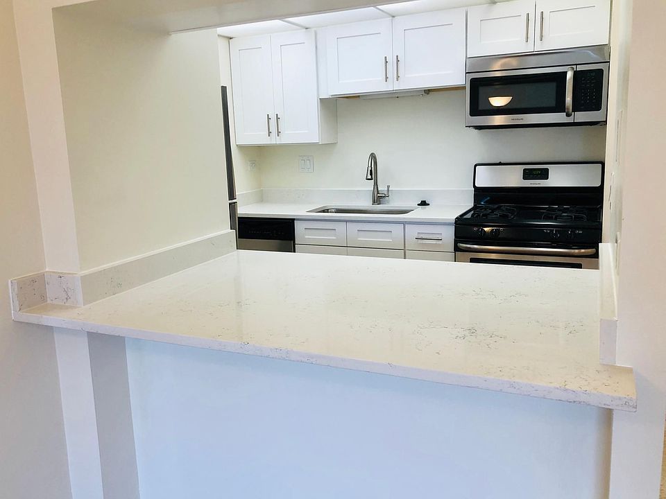 1BR, 1BA - Updated Breakfast Bar
