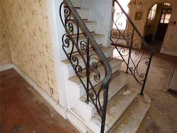 3rd image of 320 Lorenz Ave