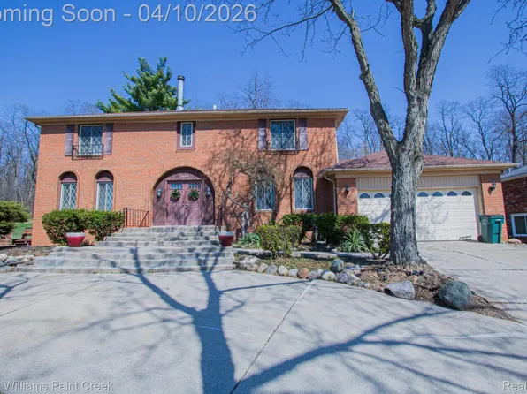 2800 Homewood Dr, Troy, MI 48098