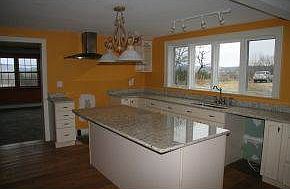 Kitchen w/granite counters