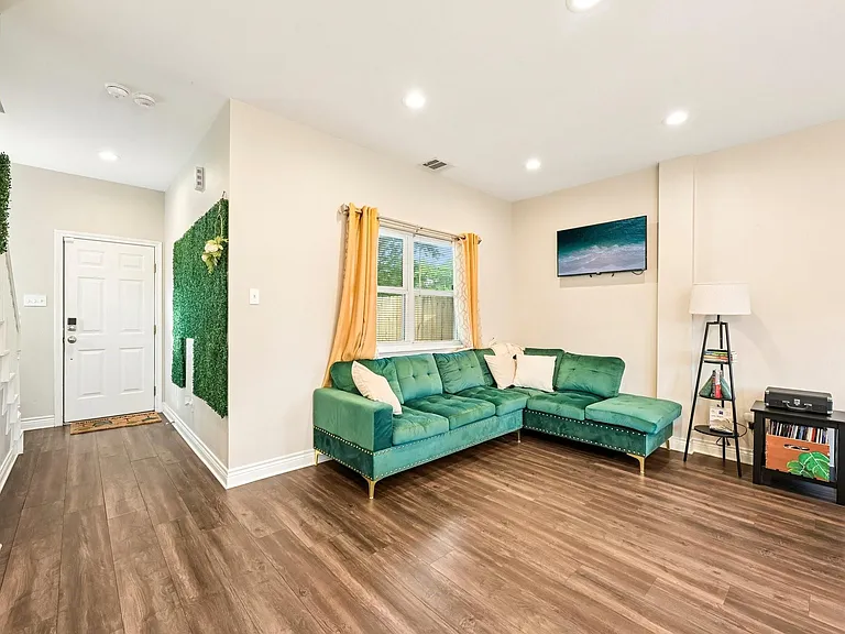 210 Garrotsville St — Photo 15