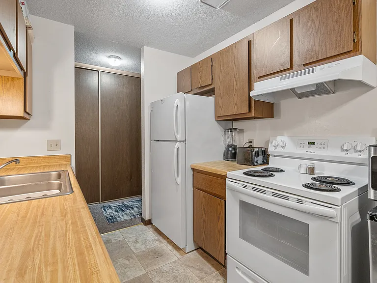 Golden Meadows Apartments — Photo 9