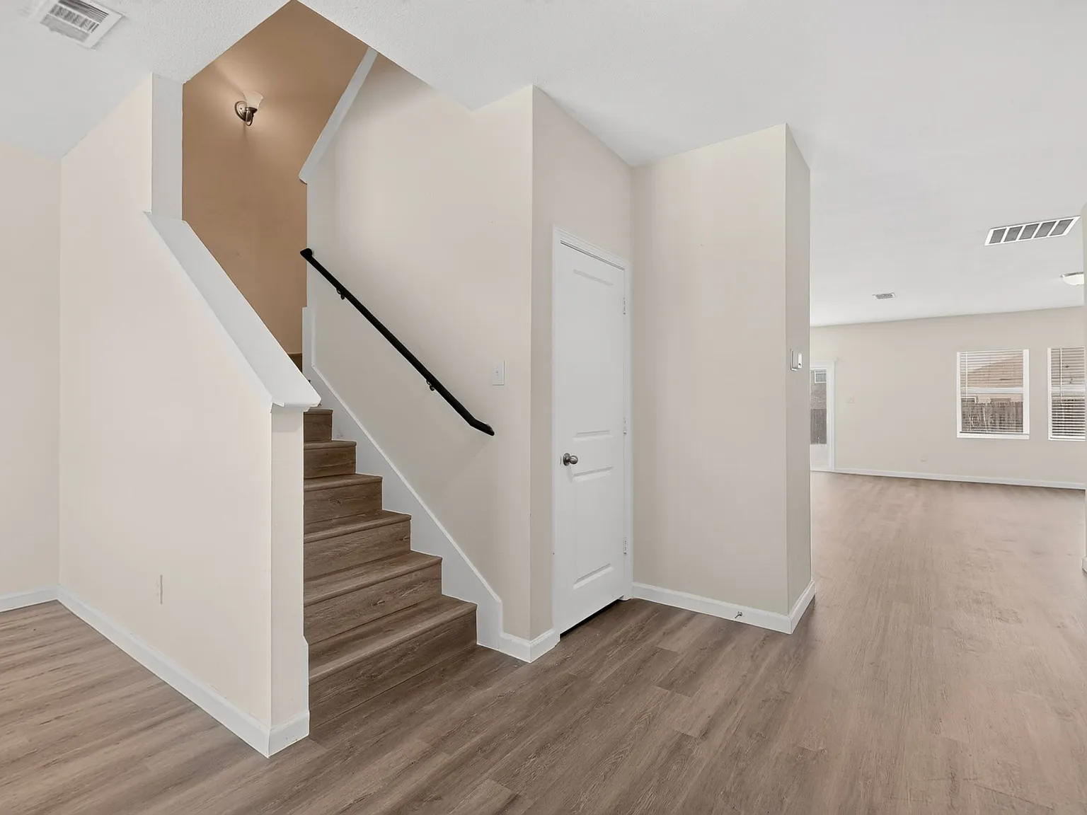 5 bed, 2772 sqft, $2,350 — Photo 3