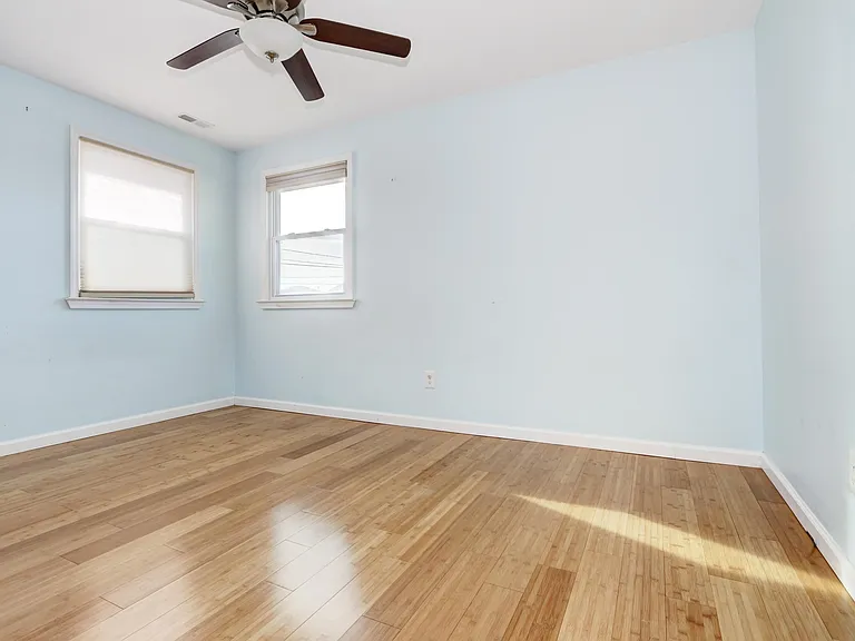 361 N Richmond Ave — Photo 13