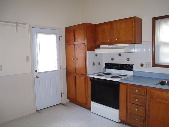 2nd image of 749 Chatsworth Dr