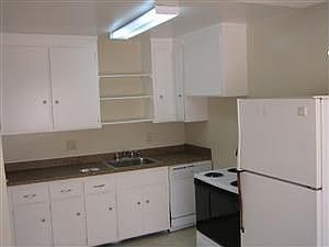 2nd image of 915 Maine St APT A
