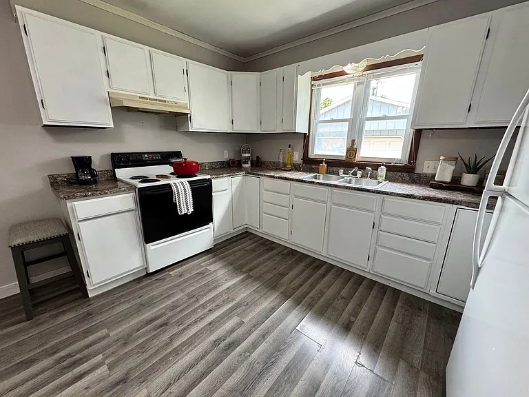 230 E Gilbert Dr — Photo 5