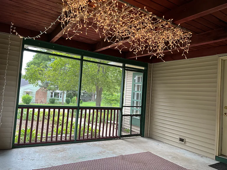 908 Jackson Ave — Photo 2