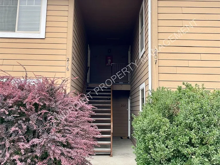 910 N Division Ave #208 — Photo 6