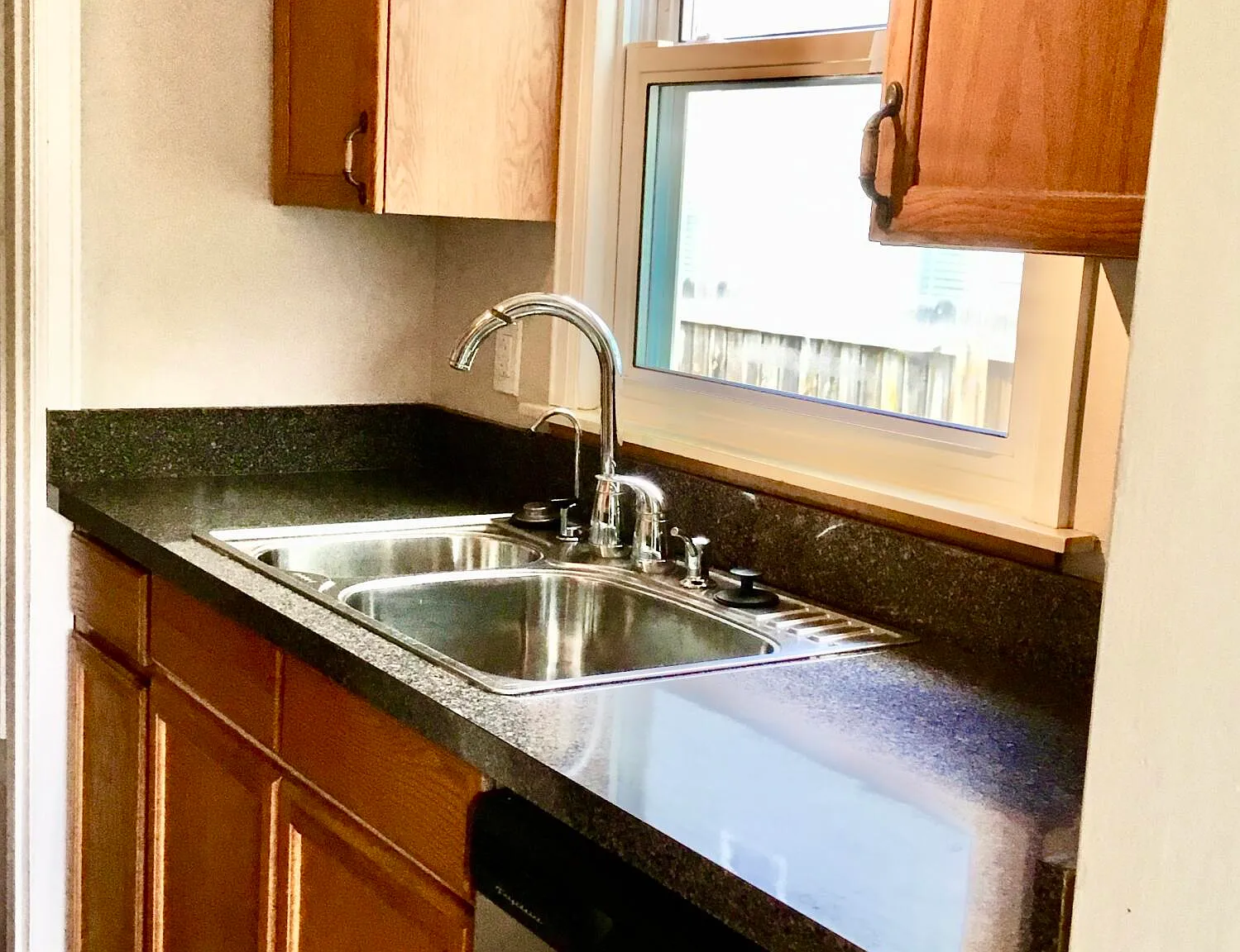 3 bed, 1.0 bath, 1807 sqft, $2,500 — Photo 4