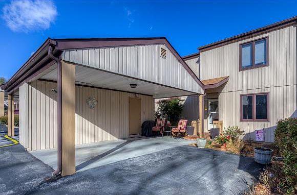 1st image of 115 Pebble Dr