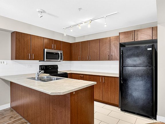 3rd image of 45559 Yale Rd #201