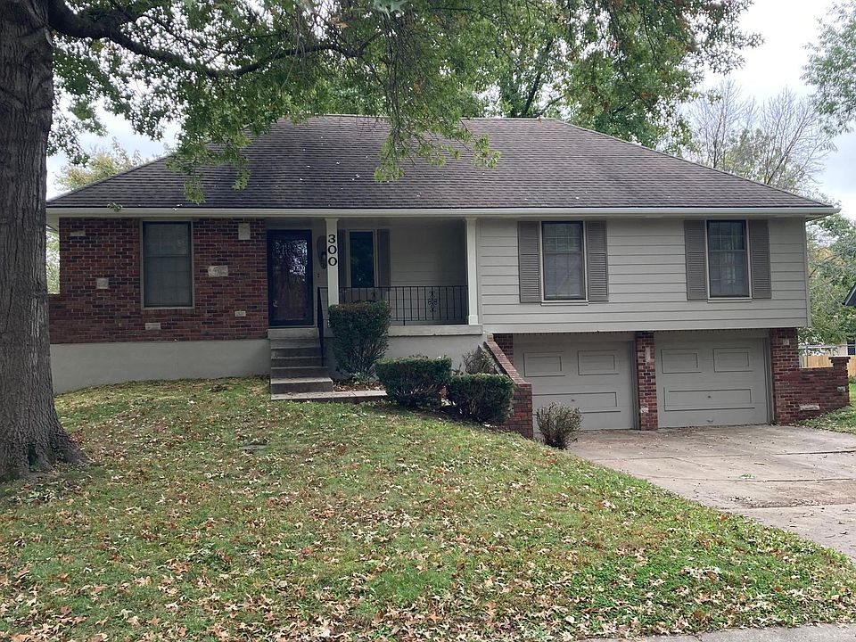 1st image of 300 SE Saratoga Dr