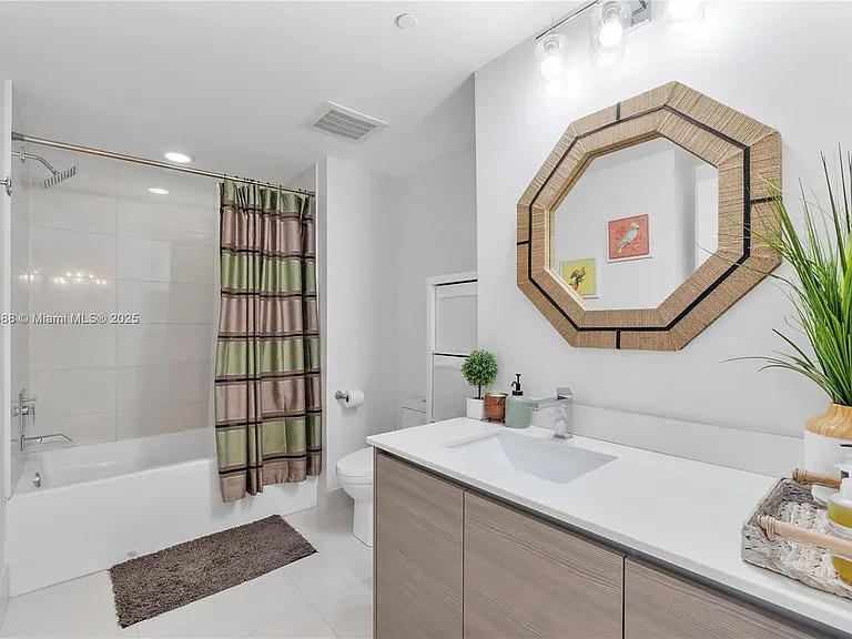 460 NE 28th St #2103 — Photo 13