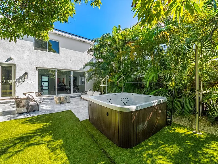 Royal Palm Ave — Photo 2