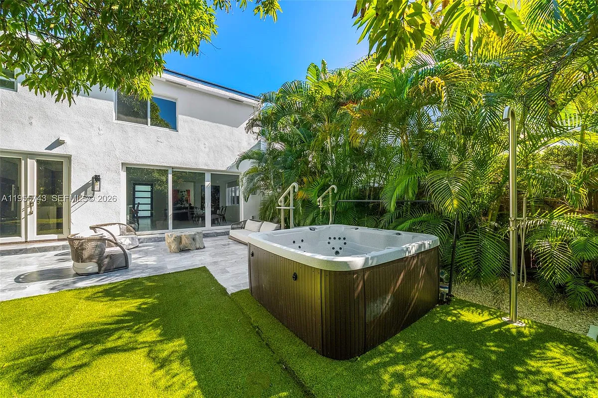 Building Photo - Royal Palm Ave