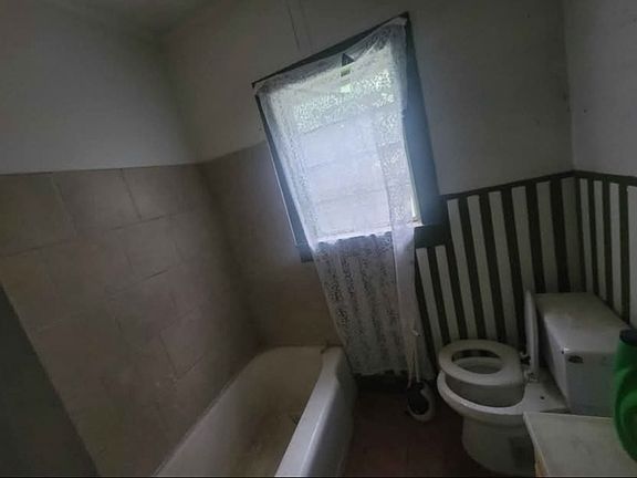 5th image of 110 E Ross St