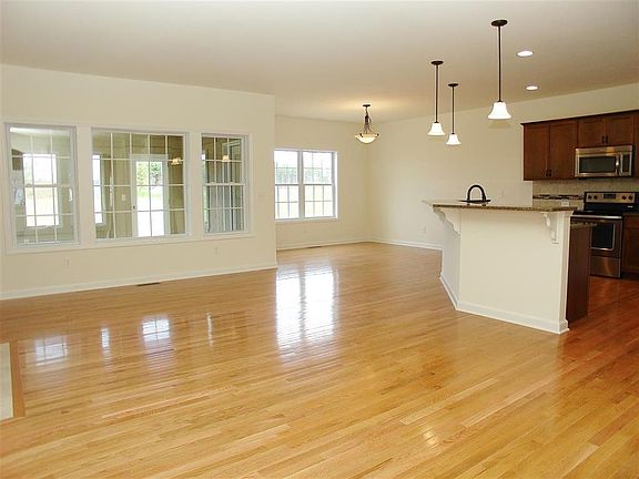 5th image of 7 Glen Meadow Dr