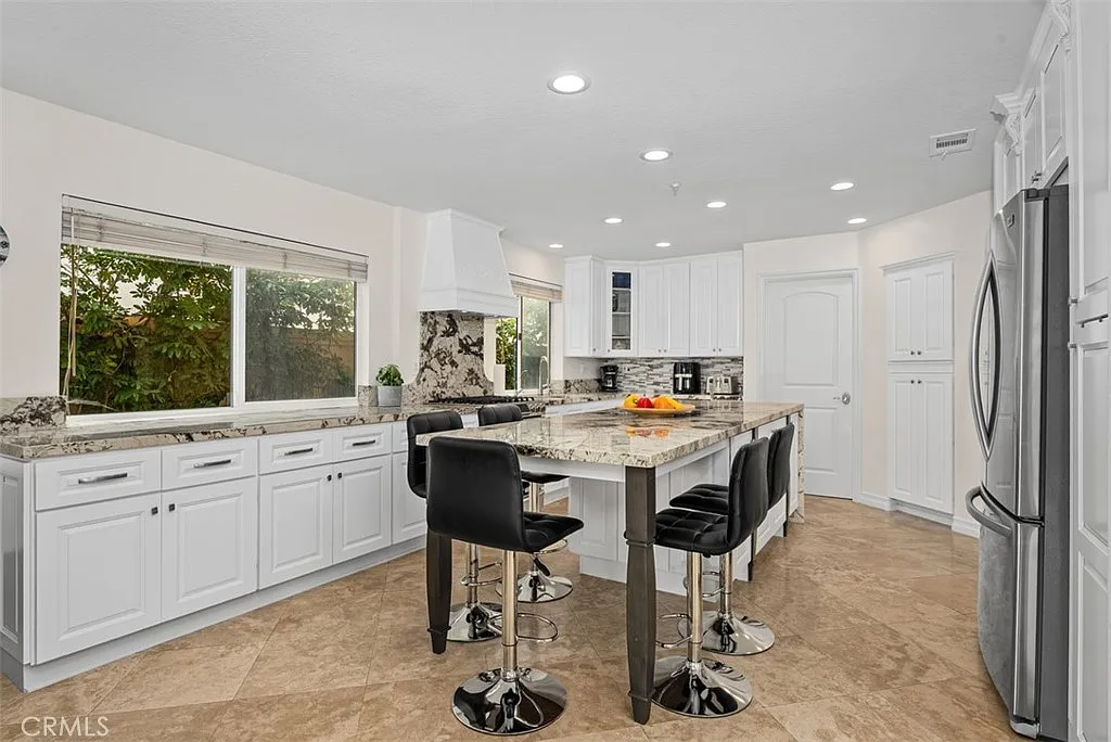 3 bed, 2.5 bath, 1960 sqft, $10,000 — Photo 4