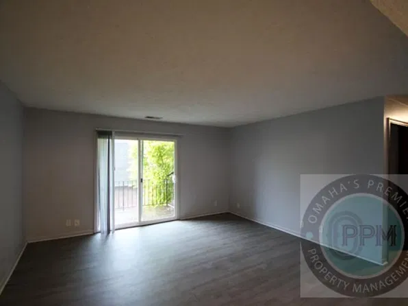 Benson Garden Apartments, 2333 Benson Gardens Blvd, Omaha, NE 68134
