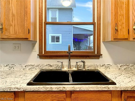 5th image of 1105 Elm St
