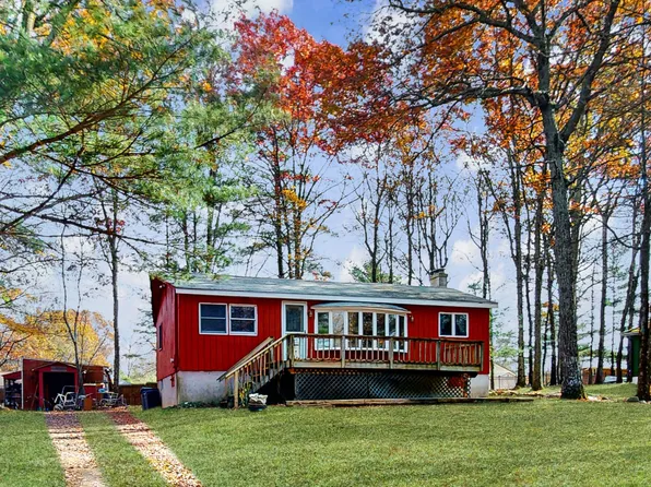 141 Edgewater Dr, Dingmans Ferry, PA 18328