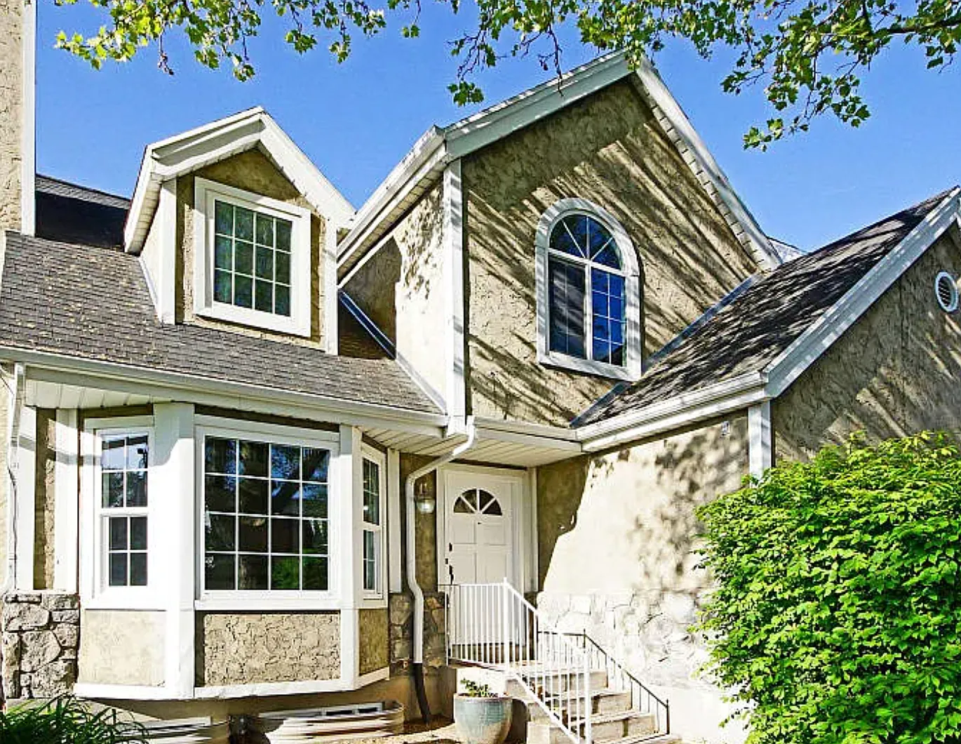 3 bed, 2.5 bath, 1928 sqft, $3,200 — Photo 1