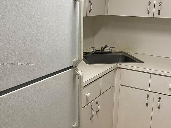 5th image of 666 W 81st St APT 127
