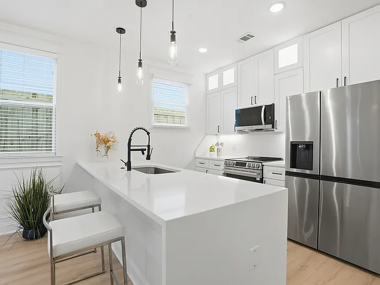 1230 E Anderson St — Photo 12