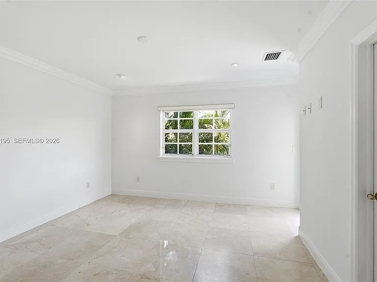 592 Fernwood Rd #B — Photo 15