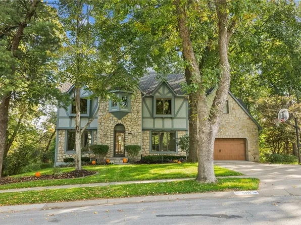 5717 Greenwood St, Shawnee, KS 66216