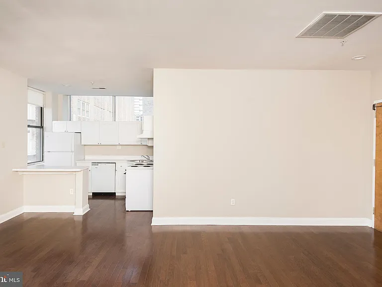 220-2 S 16th St #1002 — Photo 9