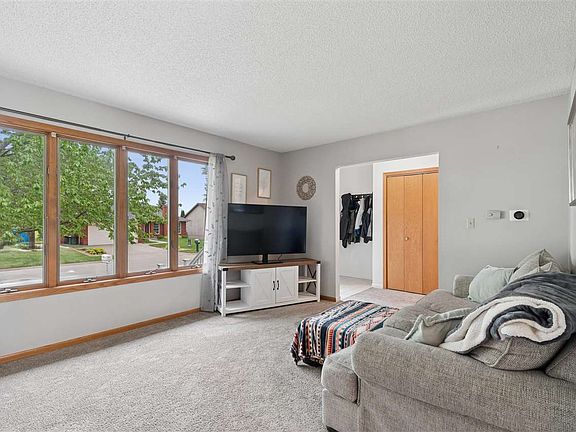 3rd image of 844 Pepper Dr