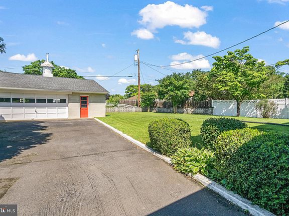 5th image of 9714 Deanewood Ln